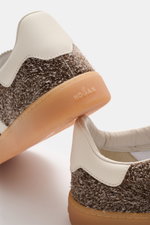 Hintere Nahaufnahme des Hogan Sneaker 'Cool Allacciato' dunkelbraun/offwhite mit Veloursleder, Memory-Foam-Sohle, gepolstertem Schaftrand und Markenlogo.
