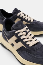 Hogan Sneaker 'Hyperlight Allacciato' graublau/beige aus Veloursleder, Memory-Foam-Fußbett, runde Vorderkappe, Sechs-Loch-Schnürung, Schuhlasche mit Prägung, gepolsterter Schaftrand, Innenansicht schräg von oben.
