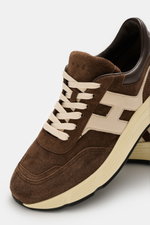 Hogan Sneaker 'Hyperlight Allacciato' braun/beige in Nahaufnahme von oben, Veloursleder, runde Spitze, gepolsterter Schaftrand, Memory-Foam-Innensohle.