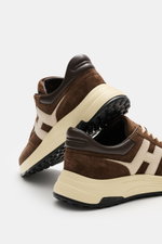 Hogan Sneaker 'Hyperlight Allacciato' braun/beige aus Veloursleder mit Overlays, runder Kappe, sechs Loch Schnürung, gepolstertem Schaftrand, Memory Foam, Gummisohle, Rückansicht.
