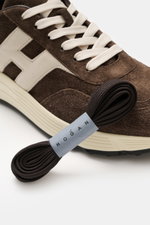 Hogan Sneaker 'Hyperlight Allacciato' braun/beige aus Veloursleder, Memory-Foam-Fußbett, runde Vorderkappe, Sechs-Loch-Schnürung, Nahaufnahme seitlich von oben.