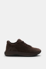 Hogan Sneaker 'Allacciato' dunkelbraun aus edlem Veloursleder, monochrom, Memory-Foam-Fußbett, sechs-Loch-Schnürung, Seitenansicht rechts.