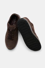 Hogan Sneaker 'Allacciato' dunkelbraun aus edlem Veloursleder, monochrom, Memory-Foam-Fußbett, Gummisohle, seitliche Draufsicht.