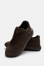 Hogan Sneaker 'Allacciato' dunkelbraun aus edlem Veloursleder, monochrom, mit runder Vorderkappe, sechs-Loch-Schnürung, hoher Gummisohle, Memory-Foam, seitlich fotografiert.
