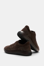 Hogan Sneaker 'Allacciato' dunkelbraun aus edlem Veloursleder, monochrom, sechs-Loch-Schnürung, runde Vorderkappe, Memory-Foam, von schräg hinten fotografiert.