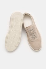Filling Pieces Sneaker 'Mondo Suede' sand, seitlich von oben fotografiert, Veloursleder, runde Kappe, gepolsterter Schaftrand, Gummisohle.