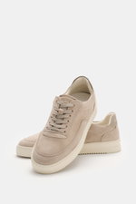 Filling Pieces Sneaker 'Mondo Suede' sand aus hochwertigem Veloursleder, seitlich und frontal gezeigt, mit perforiertem Innenfutter und gerippter Gummisohle.