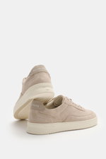 Filling Pieces Sneaker 'Mondo Suede' sand in Nahaufnahme von hinten, Veloursleder, gepolsterter Schaftrand, gerippte Gummisohle.