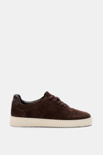 Filling Pieces Sneaker 'Mondo Suede' dunkelbraun aus Veloursleder, seitlich fotografiert, mit runder Vorderkappe, sechs-Loch-Schnürung und gerippter Gummisohle.