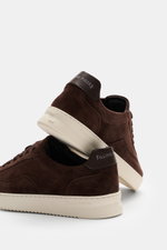 Filling Pieces Sneaker 'Mondo Suede' dunkelbraun aus Veloursleder, seitliche Ansicht von hinten, runde Kappe, Logo an Lasche und Schaftrand, weiße Gummisohle.