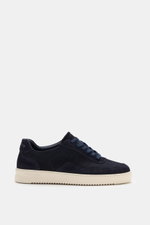 Filling Pieces Sneaker 'Mondo Suede' navy aus hochwertigem Veloursleder, seitlich fotografiert, mit runder Vorderkappe, gepolstertem Schaftrand und gerippter Gummisohle.