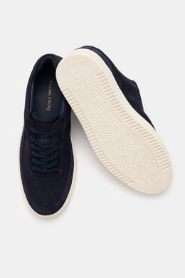 Filling Pieces Sneaker 'Mondo Suede' navy aus hochwertigem Veloursleder, seitliche Ansicht oben, runde Vorderkappe, gepolsterter Schaftrand, weiße gerippte Sohle.