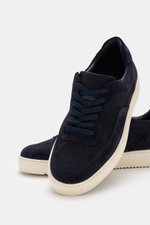 Filling Pieces Sneaker 'Mondo Suede' navy aus hochwertigem Veloursleder, seitliche Ansicht schräg von oben, mit runder Vorderkappe, Lasche, gepolstertem Schaftrand, perforiertem Innenfutter und gerippter Gummisohle.