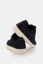 Filling Pieces Sneaker 'Mondo Suede' navy aus hochwertigem Veloursleder, runder Vorderkappe, Sechs-Loch-Schnürung, geprägtem Label, gepolstertem Schaftrand mit Logo und gerippter Gummisohle, seitliche Perspektive.