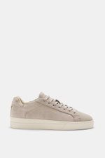 Seitenansicht des sportiven Filling Pieces Sneaker 'Tiebreak Pure' taupe aus hochwertigem Veloursleder mit runder Vorderkappe, Sieben-Loch-Schnürung, gepolstertem Schaftrand und flexibler Gummisohle.