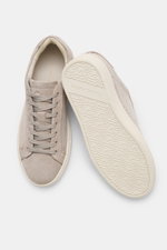 Filling Pieces Sneaker 'Tiebreak Pure' taupe, sportiver Low-Top aus hochwertigem Veloursleder, runde Vorderkappe, Sieben-Loch-Schnürung, flexible Gummisohle, seitliche Draufsicht.