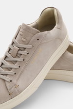 Filling Pieces Sneaker 'Tiebreak Pure' taupe aus Veloursleder, runde Vorderkappe, Sieben-Loch-Schnürung, geprägtes Label, Lederfutter, flexible Gummisohle, Nahaufnahme von oben schräg.