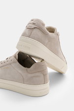 Filling Pieces Sneaker 'Tiebreak Pure' taupe aus Veloursleder, runde Vorderkappe, Sieben-Loch-Schnürung, Lasche mit Label, gepolsterter Schaftrand, Lederfutter, Gummisohle, Rückansicht.