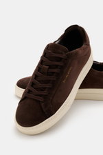 Close-up side and top view of the Filling Pieces Sneaker 'Tiebreak Suede' dark brown, a sporty all-rounder with high-quality suede leather, round toe cap, seven-eyelet lacing, side logo embossing, padded collar, leather lining, and flexible rubber sole.
