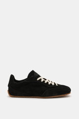 Side view of Axel Arigato Sneaker 'Daze Runner' schwarz in black suede with tonal overlays, round toe, white laces, padded collar, terry lining, and flexible gum sole, handcrafted in Portugal. Minimalismus in Bewegung: Der 'Daze Runner' von AXEL ARIGATO i