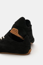 Rear and side view of Axel Arigato Sneaker 'Daze Runner' schwarz, hand-crafted black suede with tonal overlays, round toe, seven-hole lacing, padded collar, soft terry lining, and flexible gum sole, minimal retro style.