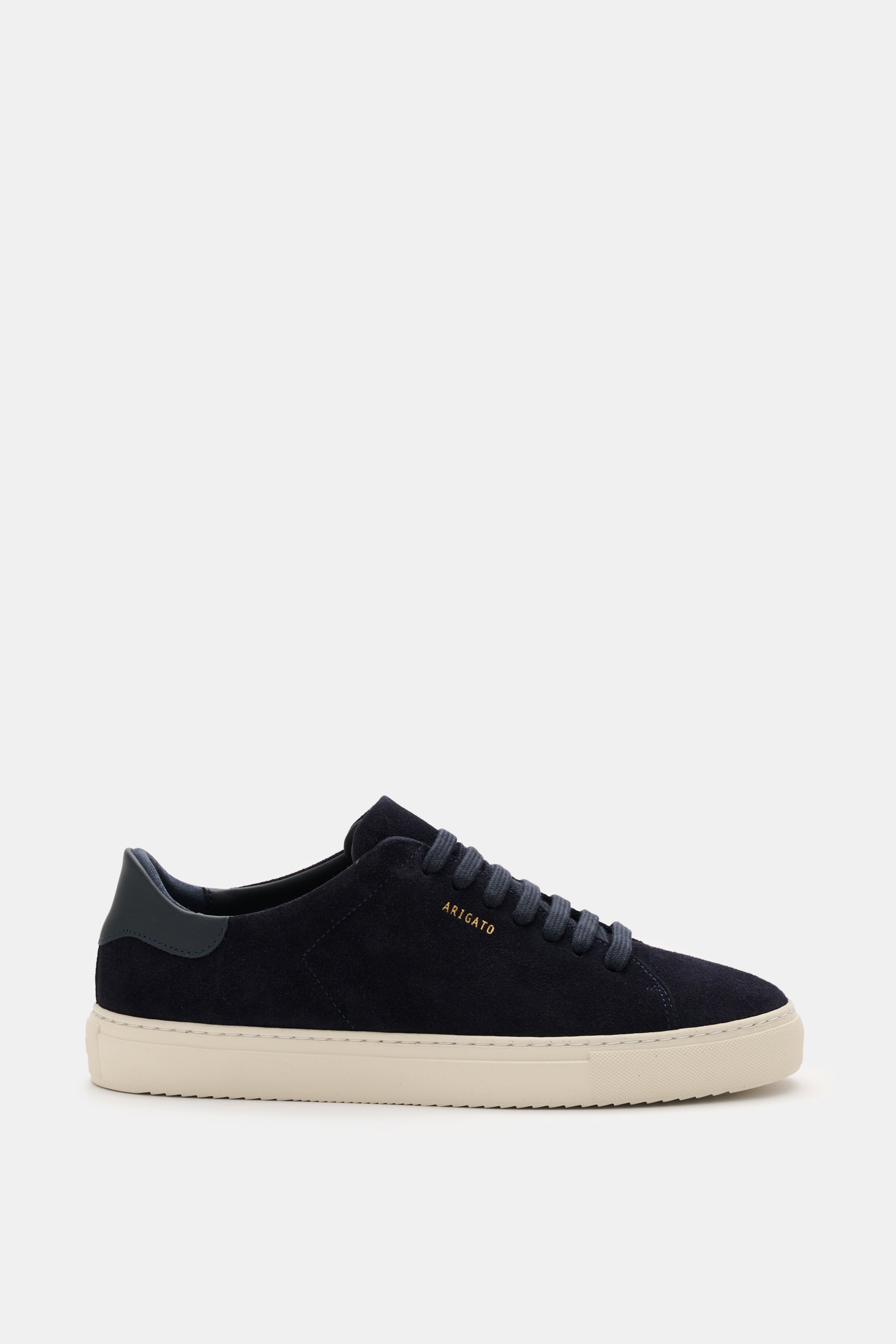 Axel Arigato Sneaker 'Clean 90 Suede' navy seitlich fotografiert, edles Veloursleder, runde Vorderkappe, sieben-Loch-Schnürung, goldfarbene Prägung, gepolsterter Schaftrand, Lederfutter, flexible Gummisohle.