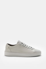 Fabiano Ricci Sneaker grau aus genarbtem Leder und Velours, seitliche Ansicht, runde Vorderkappe, elastische Schnürung, flexible Gummisohle.