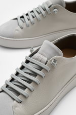 Fabiano Ricci Sneaker grau aus genarbtem und Veloursleder, vorne nah fotografiert, mit elastischer Schnürung und gepolsterter Innensohle.