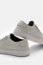 Fabiano Ricci Sneaker grau aus genarbtem Leder und Veloursleder, sieben-Loch-Schnürung, Slip-on, seitlich von schräg hinten fotografiert.