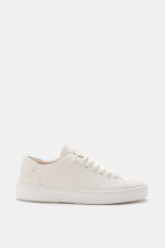 Fabiano Ricci Sneaker weiß aus genarbtem Nappaleder, seitliche Ansicht, runde Vorderkappe, elastische Sieben-Loch-Schnürung, Mesh-Futter, flexible Gummisohle.