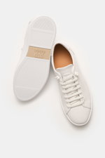 Fabiano Ricci Sneaker weiß aus genarbtem Nappaleder, sieben-Loch-Schnürung, flexible Gummisohle, Ansicht von oben und Sohle.