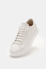 Fabiano Ricci Sneaker weiß aus genarbtem Nappaleder, frontal von oben mit elastischer Schnürung und runder Vorderkappe.