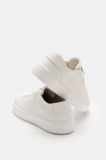 Fabiano Ricci Sneaker weiß aus genarbtem Nappaleder, seitlich oben fotografiert, mit elastischer Sieben-Loch-Schnürung, Mesh-Futter.
