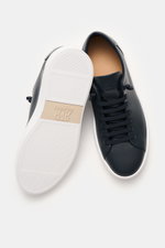 Fabiano Ricci Sneaker navy aus genarbtem Nappaleder, vorne mit elastischer Schnürung, von oben und Sohle von unten fotografiert.