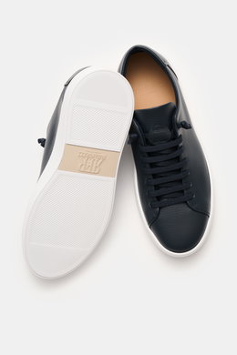 Fabiano Ricci Sneaker navy aus genarbtem Nappaleder, vorne mit elastischer Schnürung, von oben und Sohle von unten fotografiert.