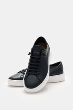 Fabiano Ricci Sneaker navy, seitliche und frontale Ansicht, genarbtes Nappaleder, elastische Sieben-Loch-Schnürung, weiße Gummisohle.