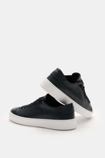 Fabiano Ricci Sneaker navy aus weichem genarbtem Leder, sieben-Loch-Schnürung, Slip-on-Style, weiße Sohle, seitliche und obere Perspektive.