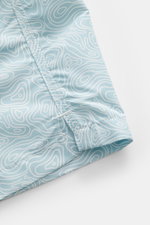 Close-up of the lower hem and side seam of the 04651/ A trip in a bag Badeshorts 'Seamap' mint/weiß gemustert, showing the quick-drying microfiber fabric with a white contour map pattern, regular fit with short side slits, photographed from an angled top-