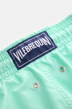 Nahaufnahme der Rückseite der mintgrünen Vilebrequin Badeshorts 'Moorea' aus leichter Microfaser mit elastischem Bund, Tunnelzug und VILEBREQUIN-Label.