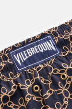 Nahaufnahme der Vilebrequin Badeshorts 'Moorise' dark navy/beige gemustert von hinten oben, mit elastischem Bund, Tunnelzug, VILEBREQUIN-Label, Entwässerungsösen.