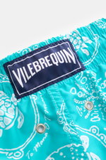 Nahaufnahme der Rückseite der Vilebrequin Badeshorts 'Moorea' türkis/weiß gemustert mit elastischem Bund, VILEBREQUIN-Label, Entwässerungsösen aus hochwertiger Microfaser.