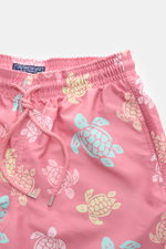 Vilebrequin Badeshorts 'Moorea' rosé/mint/gelb gemustert, Nahaufnahme von vorne mit elastischem Bund, Tunnelzug, Taschen und Schildkrötenprint.