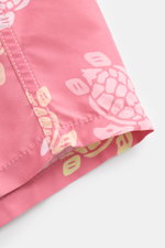 Nahaufnahme der Vilebrequin Badeshorts 'Moorea' rosé/mint/gelb gemustert, seitliche Perspektive, leichte Microfaser, Regular Fit.