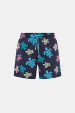 Vorne fotografierte Vilebrequin Badeshorts 'Moorea' navy/blau/rosé gemustert aus hochwertiger, schnell trocknender Microfaser mit elastischem Bund.