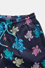 Vilebrequin Badeshorts 'Moorea' navy/blau/rosé gemustert, Frontansicht, elastischer Bund, Tunnelzug, bunte Schildkröten, leichte Microfaser, Regular Fit.