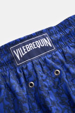 Vilebrequin Badeshorts 'Mahina' dunkelblau/schwarz gemustert, Detailaufnahme von hinten oben mit elastischem Bund, Vilebrequin-Label und Entwässerungsösen