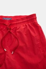 Close-up front view of Vilebrequin Swim shorts 'Moorea Magic' red with elasticated waistband, drawstring, and side pocket, made of high-quality microfibre that changes color in water. Water + VILEBREQUIN = magic! The swim shorts 'Moorea Magic' are made of