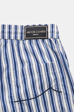 Jacob Cohen Badeshorts navy/weiß gestreift, Detailaufnahme von hinten mit elastischem Bund, aufgesetzter Tasche, hochwertiger Microfaser, Regular Fit.