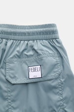 Fedeli Badeshorts 'Madeira Airstop' rauchblau, Detailansicht von hinten oben, elastischer Bund, Gesäßtasche mit Klettverschluss, schnelltrocknende Microfaser.