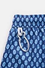 Fedeli Badeshorts 'Madeira Airstop' dunkelblau/blau/weiß gemustert, Detailaufnahme von oben, elastischer Bund mit Tunnelzug, Karabinerhaken in Walform, recycelte Microfaser, schnelltrocknende Qualität, Regular Fit, seitliche Saumschlitze, Innenfutter aus 